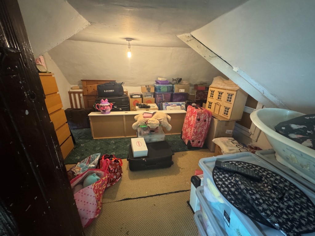 Lot: 144 - FREEHOLD DETACHED PERIOD FARMHOUSE, STUDIO APARTMENT OVER QUADRUPLE GARAGE - RESIDENTIAL INVESTMENT - Farmhouse - attic room 1